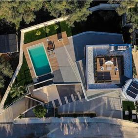 6 bedroom villa with pool and roof terrace, Sveti Stefan, sleeps 12